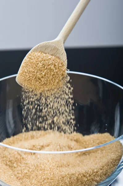 Z dřevěné lžíce hnědého cukru — Stock fotografie