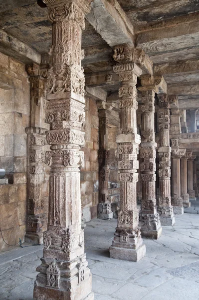 Colonnade in Quitab Minar Temple, Delhi, India — Stock Photo, Image