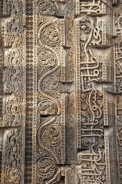 Detalle de paredes del templo indio. Quitab Minar, Delhi, India —  Fotos de Stock