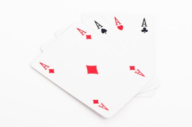 Beyaz zemin üzerinde dört as