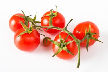 Beyaz arka planda olgun domatesler