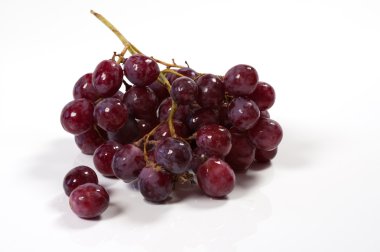 Beyaz arkaplanda kırmızı üzüm