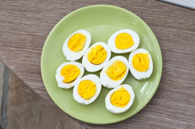 haşlanmış yumurta karışımı salata ahşap bir masa üzerinde yeşil bir plaka için hazır