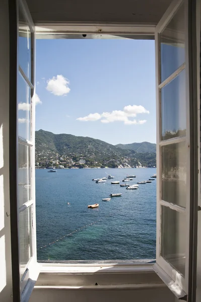 Ein wunderbarer Blick aus dem geöffneten Fenster auf das Meer — Stockfoto