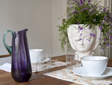 Harika bir vazo çiçekleri ile iki kişilik set tablo