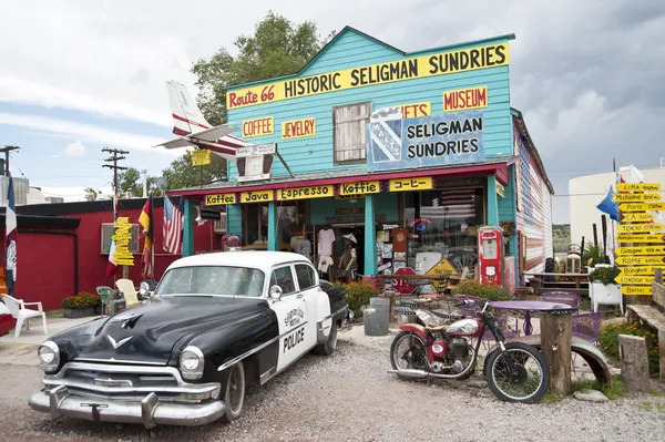 Classic Car Scene - Seligman, Route 66, Arizona. Famous as the origin of historic Route 66 and inspiration for the town of Radiator Springs in the Pixar movie Cars. — Stock Photo, Image