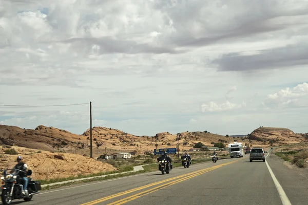 Jazdy na drodze monument valley, w stanie arizona, Stany Zjednoczone Ameryki — Zdjęcie stockowe