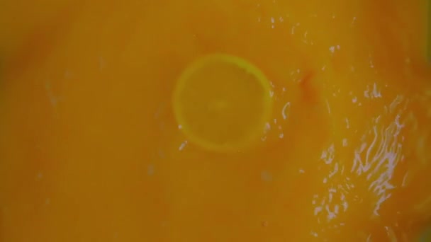 Orangenscheiben Fallen Den Eigenen Saft — Stockvideo