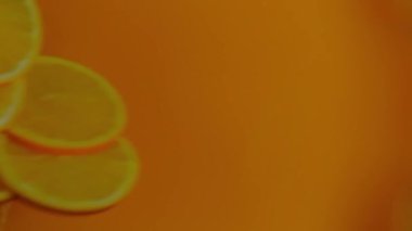 Portakal dilimleri kendi sularına karışıyor.