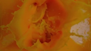 Portakal dilimleri kendi sularına karışıyor.