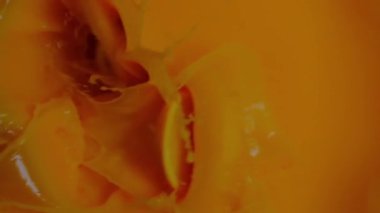 Portakal dilimleri kendi sularına karışıyor.