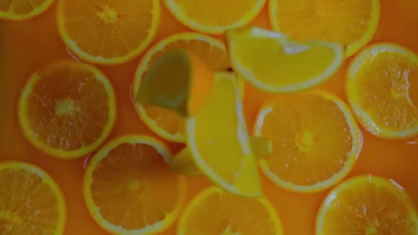 Sinaasappelschijfjes Vallen Hun Eigen Sap — Stockvideo