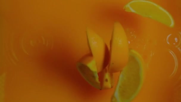 Las Rebanadas Naranja Caen Propio Jugo — Vídeo de stock