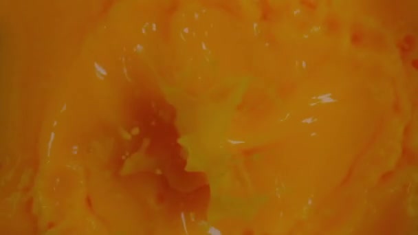 橙片掉进自己的果汁里 — 图库视频影像