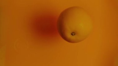 Portakal dilimleri kendi sularına karışıyor.