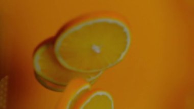 Portakal dilimleri kendi sularına karışıyor.