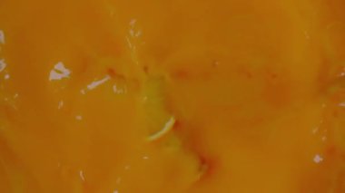 Portakal dilimleri kendi sularına karışıyor.