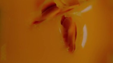 Portakal dilimleri kendi sularına karışıyor.