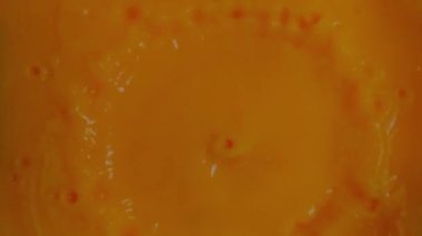 Portakal dilimleri kendi sularına karışıyor.