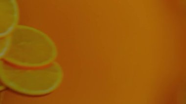 Portakal dilimleri kendi sularına karışıyor.