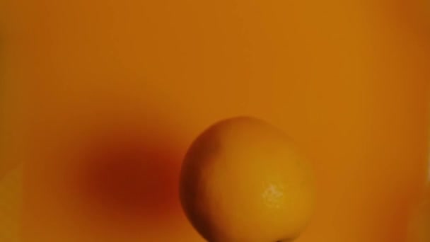 橙片掉进自己的果汁里 — 图库视频影像