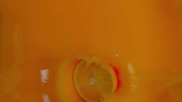 Las Rebanadas Naranja Caen Propio Jugo — Vídeos de Stock