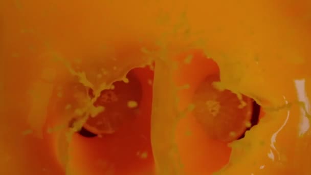 Pomerančové Plátky Padají Vlastní Šťávy — Stock video