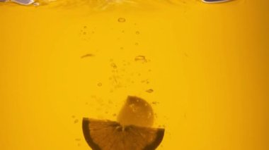 Bir bardak portakal suyu. Yavaş çekim