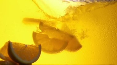 Bir bardak portakal suyu. Yavaş çekim