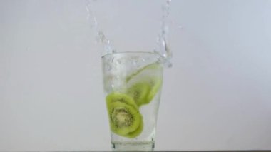 Kivi bir bardak meyve suyunun içine uçar.