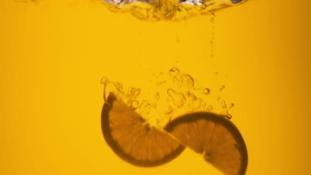 Apelsin Ett Glas Juice Långsamma Rörelser — Stockvideo