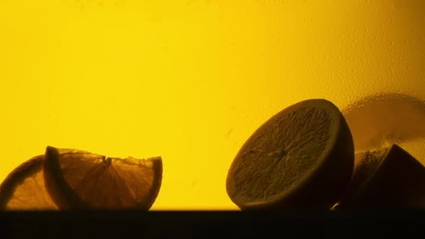 Apelsin Ett Glas Juice Långsamma Rörelser — Stockvideo