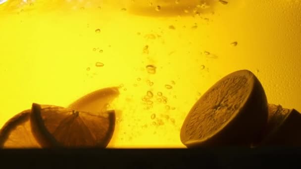 橙子加一杯果汁 慢动作 — 图库视频影像