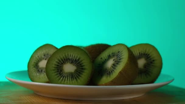 テーブルの上でキウイ 緑の果実 — ストック動画
