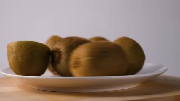 Kiwi Cima Mesa Frutos Verdes — Vídeo de Stock