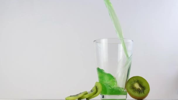 Kiwi Fliegt Ein Glas Saft — Stockvideo