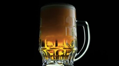 - Bira. Su damlalarıyla dolu bir bardakta soğuk bira. Şişeden bira dökülüyor..