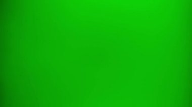  Kivi meyve suyuna düşer. Yavaş çekim 240 fps. Yeşil meyve suyu. Taze meyve.