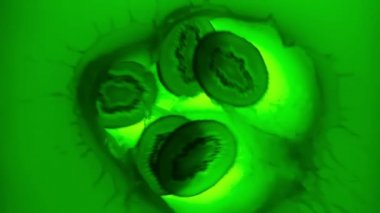  Kivi meyve suyuna düşer. Yavaş çekim 240 fps. Yeşil meyve suyu. Taze meyve.