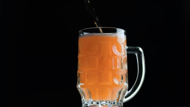 水滴のあるガラスの中の冷たいクラフトライトビール 瓶からビールが注いでいる — ストック動画