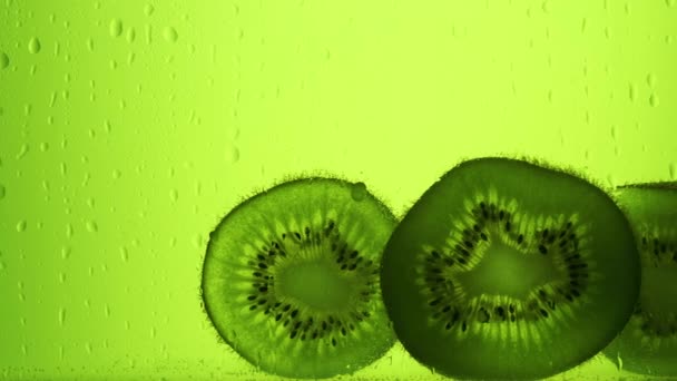 Kiwi Cae Jugo Zumo Verde Fruta Fresca Vídeo — Vídeo de stock