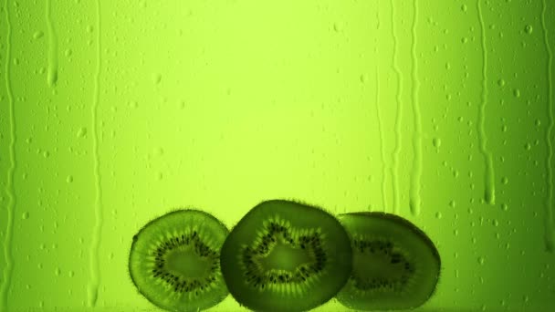 Kiwi Cade Nel Succo Succo Verde Frutta Fresca Video — Video Stock