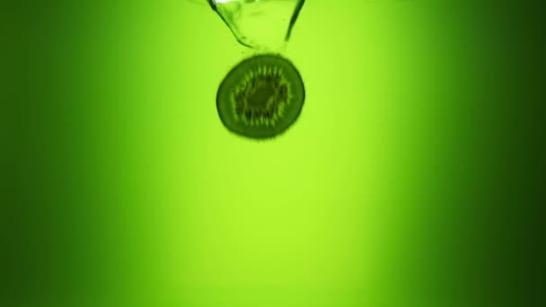 Kiwi掉进果汁里了慢动作240 Fps 绿色果汁 新鲜水果 — 图库视频影像