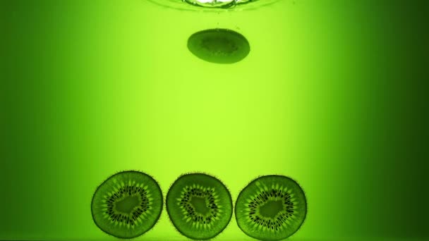 Kiwi Cade Nel Succo Movimento Lento 240 Fps Succo Verde — Video Stock