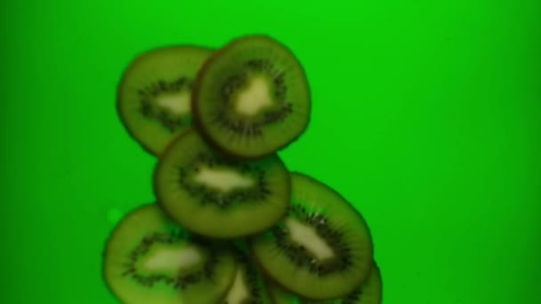 Kiwi掉进果汁里了慢动作240 Fps 绿色果汁 新鲜水果 — 图库视频影像