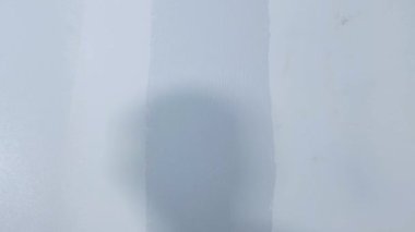 Ressam dekoratif sıva uyguluyor. 4K video