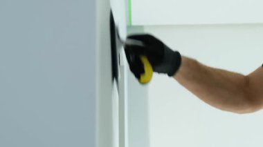 Ressam dekoratif sıva uyguluyor. 4K video