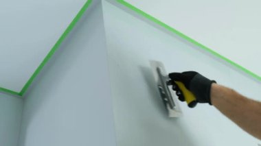 Ressam dekoratif sıva uyguluyor. 4K video
