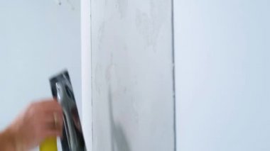 Ressam dekoratif sıva uyguluyor. 4K video