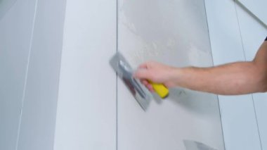 Ressam dekoratif sıva uyguluyor. 4K video